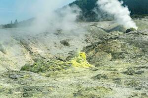 Fumarole Feld auf das Steigung von Mendeleev Vulkan, Kunaschir Insel foto
