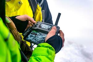 Fernbedienung Regler von ein unbemannt Antenne Fahrzeug im das Hände von ein Operator im Winter foto