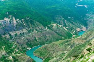 enorm tief Grün Schlucht von Berg Fluss mit Blau Wasser, sulak Fluss im Dagestan foto