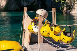 Seebrücke zum Rafting mit gefaltet Ausrüstung - - Helme und festgemacht Floß. Göynük Schlucht, Antalya foto