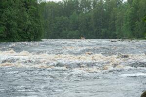 Mannschaft auf ein Floß geht vorbei das Stromschnellen auf das shuja Fluss foto