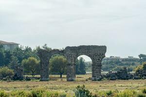 Ruine von ein uralt römisch Aquädukt im ein Stadt Ödland in der Nähe von das uralt Stadt von Seite im Truthahn foto