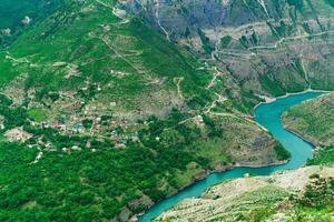 klein Berg Siedlung auf das Steigung von ein tief Schlucht, das Dorf von alt Zubutli im das Senke von das sulak Fluss im Dagestan foto