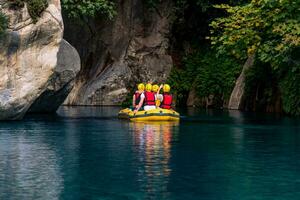 Touristen auf ein aufblasbar Boot Rafting Nieder das Blau Wasser Schlucht im Goynuk, Truthahn foto