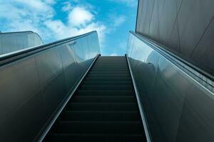 ziehen um Treppe führt zu das Himmel foto