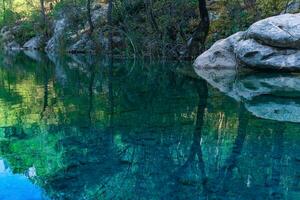 See mit Ruhe Blau Wasser im Berg Herbst Wald foto