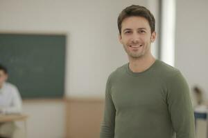 ai generiert ein gut aussehend männlich Lehrer lächelt im Klassenzimmer mit Studenten foto