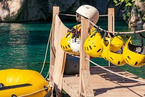 Seebrücke zum Rafting mit gefaltet Ausrüstung - - Helme und festgemacht Floß. Göynük Schlucht, Antalya foto