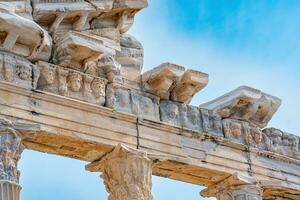 Fragment von das Gebälk von das ruiniert Tempel von Apollo im Seite mit ein Stein gemeißelt Linderung auf das Fries foto