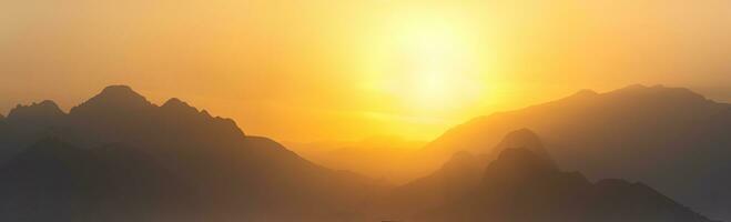 Orange Panorama - - neblig Berge beim Sonnenuntergang foto