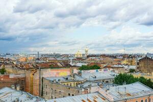 oben Aussicht von das Stadt Dächer im das historisch Center von Heilige Petersburg foto