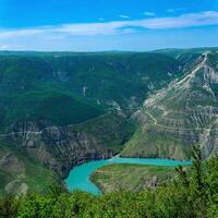 Berg Landschaft, Aussicht von das tief Schlucht mit Blau Wasser, Senke von das sulak Fluss im Dagestan foto