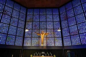 Berlin, Deutschland, Oktober 10, 2021 - - Altar Zimmer mit Auferstehung Christus, Kaiser Wilhelm Denkmal Kirche, Kurfürstendamm, Charlottenburg, Berlin, Deutschland foto