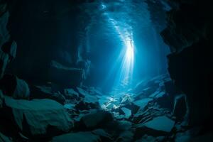 ai generiert unter Wasser Höhle mit Sonnenlicht leuchtenden durch das Wasser foto