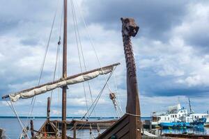 Galionsfigur auf das Bogen von ein in vollem Umfang Replik von ein Wikinger Schiff, festgemacht im Hafen foto