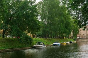 Parkplatz zum Motor- Boote auf das Bank von das Kanal entlang das Straße im st. Petersburg foto