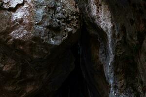 Wände von ein eng Schlucht schließen, Bildung das Gewölbe von das Höhle foto