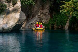 Touristen auf ein aufblasbar Boot Rafting Nieder das Blau Wasser Schlucht im Goynuk, Truthahn foto