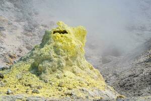 Turm von kristallisiert Schwefel um ein Fumarole auf das Steigung von ein Vulkan foto