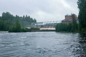 klein Wasserkraft Leistung Bahnhof auf das Nord Fluss foto