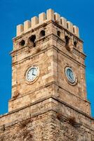 alt Uhr Turm gegen das Himmel Nahansicht foto