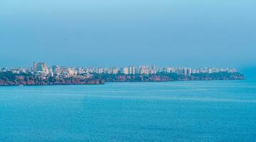 Aussicht von das Meer auf das Küste von Antalya im ein Blau Dunst foto