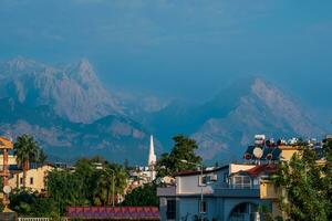 Landschaft mit entfernt Blau Berge hinter Stadt Dächer, Kemer, Antalya, Truthahn foto