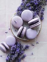 französische Macarons mit Lavendelgeschmack und frischen Lavendelblüten foto