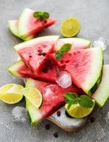 Wassermelone mit Limetten und Eis foto