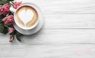 eine Tasse Kaffee mit Herzmuster foto