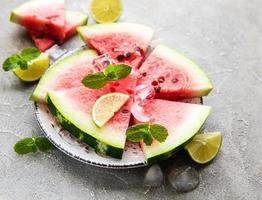 Wassermelone mit Eis und Limette