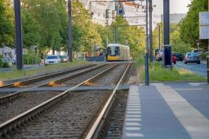 Straßenbahn-Bahnsteig in der Straße von Berlin City foto