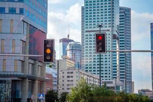 Ampeln für Fahrzeuge und Fahrräder auf der Straße der Stadt Warschau foto