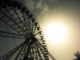 Silhouette eines Riesenrads bei Sonnenuntergang foto