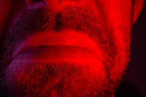 Makro Nahaufnahme auf den Lippen des Mannes mit traurigem Gesichtsausdruck foto