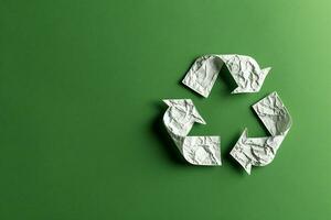 ai generiert recyceln Symbol gemacht von Weiß Papier auf Grün Hintergrund foto