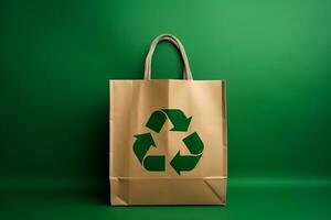 ai generiert Papier Tasche mit ein recyceln Symbol auf Grün Hintergrund foto