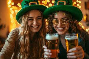 ai generiert zwei Menschen im st Patrick's Tag Hüte sind feiern und Trinken Bier foto