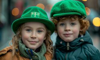 ai generiert Kinder im Grün Kostüme posieren zum ein Foto auf st Patricks Urlaub