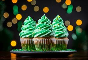 ai generiert Cupcakes dekoriert zum st Patricks Tag mit Grün Dekorationen foto