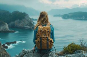 ai generiert ein Frau mit ein Rucksack Sitzung auf ein Cliff mit Blick auf das Meer foto