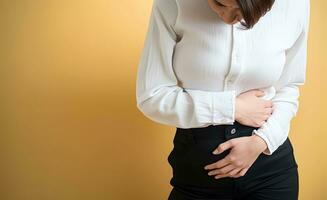 ai generiert Frau Leiden von Bauch Schmerz. foto