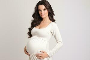 ai generiert Porträt von schön jung schwanger Frau berühren Bauch Stehen auf Farbe Hintergrund foto