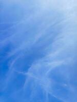 Blau Himmel Hintergrund mit Weiß Wolken. Natur Wolke Blau Himmel und Weiß Wolken. foto