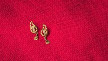 Mangalsutra oder goldene Halskette, die von einer verheirateten hinduistischen Frau getragen wird, mit schönem Hintergrund arrangiert. indischer traditioneller schmuck. foto