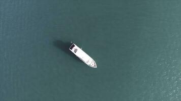 Antenne Drohne Vogel Auge oben Aussicht von Weiß schön Yacht im Türkis klar Wasser von Griechenland. Aktie. Türkis Wasser Hintergrund mit Weiß Schiff, Sommer- Meereslandschaft. foto