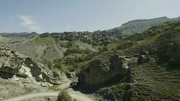 oben Aussicht von alt Berg Siedlung. Aktion. Grün Berg Landschaft mit Häuser und Siedlung. Berg Siedlung im Dagestan foto