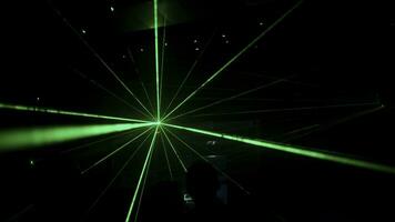 Verein Jugend Party. Clip. Grün Laser- Balken auf das Hintergrundbeleuchtung Nächster zu das dj und Tanzen Personen. foto