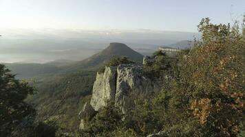 Aussicht von das Cliff auf ein Berg, Berg, über das Wolken. Schuss. Herbst Berg Landschaft foto