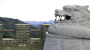 Statue von ein Drachen auf das großartig Mauer von China. das großartig Mauer von China, welche ist ein Weiß Statue von ein Drachen foto
